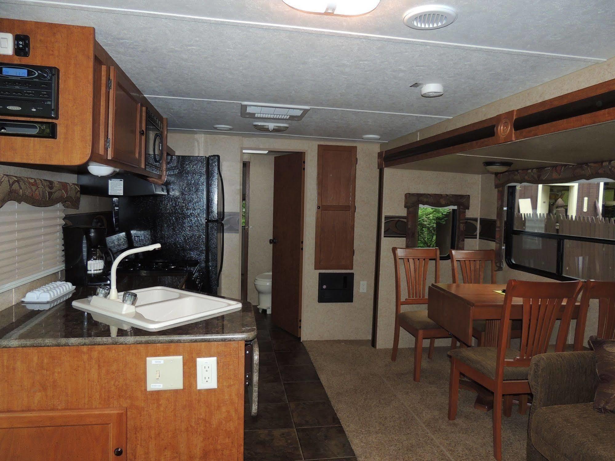 Lake George Escape - Campground Warrensburg ภายนอก รูปภาพ