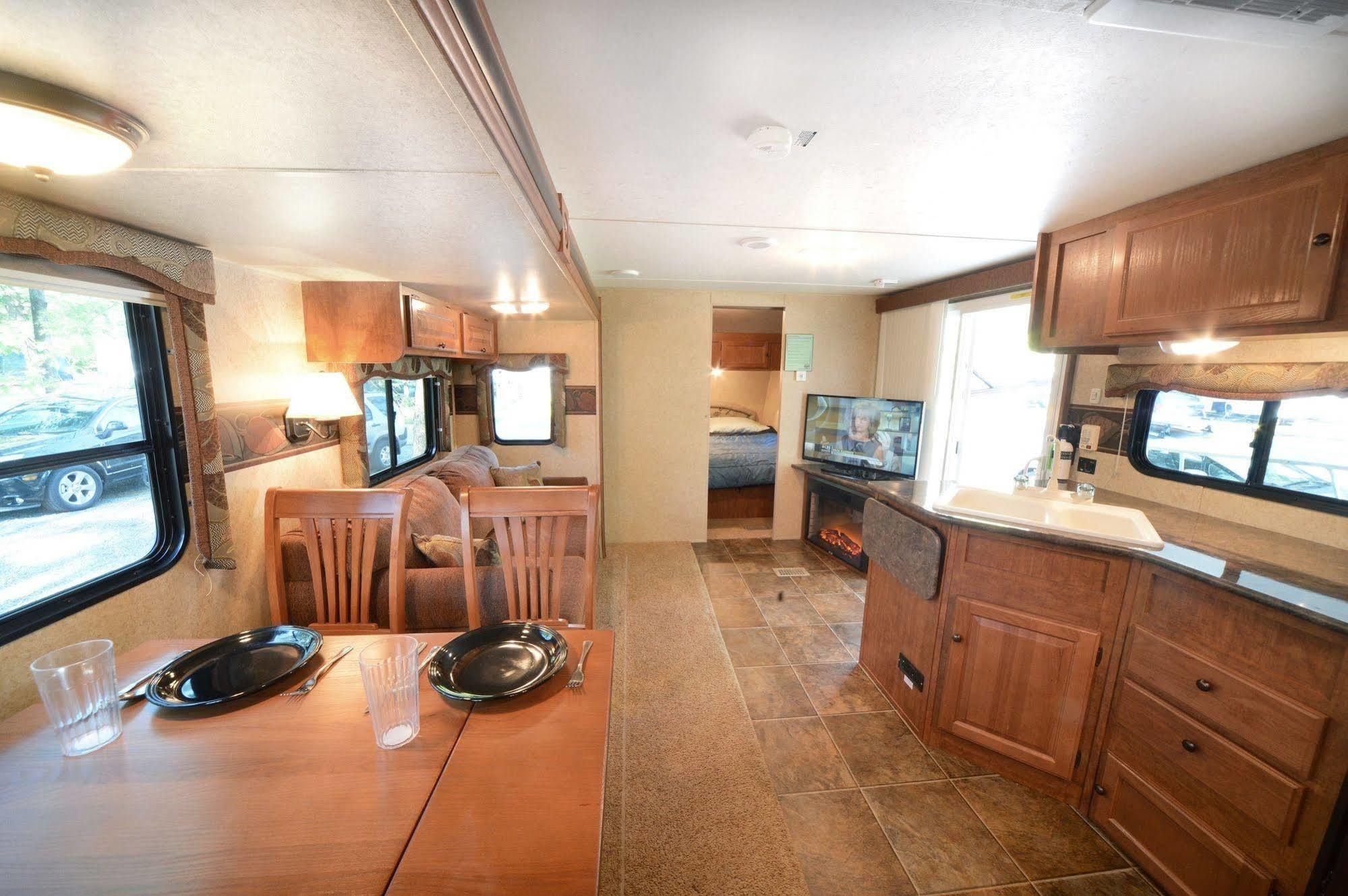 Lake George Escape - Campground Warrensburg ภายนอก รูปภาพ